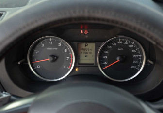 Подержанный автомобиль Subaru XV 2012 года (12 фото)