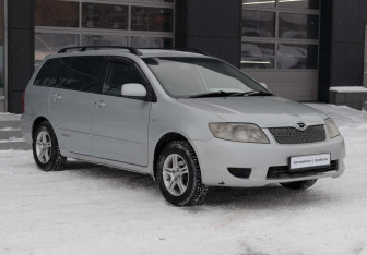 Подержанный автомобиль Toyota Corolla Wagon 2004 года (3 фото)