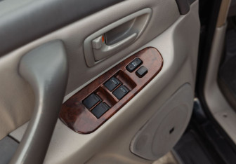 Подержанный автомобиль Toyota Sequoia 2004 года (16 фото)