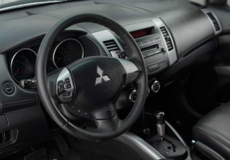 Подержанный автомобиль Mitsubishi Outlander 2010 года (11 фото)