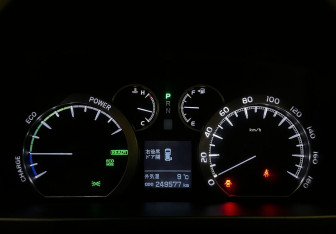 Подержанный автомобиль Toyota Vellfire 2012 года (13 фото)