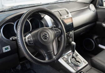 Подержанный автомобиль Suzuki Grand Vitara 2013 года (11 фото)