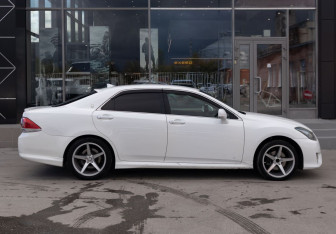 Подержанный автомобиль Toyota Crown Sedan 2010 года (4 фото)