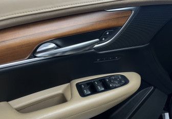 Подержанный автомобиль Cadillac XT5 2017 года (10 фото)