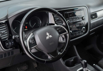 Подержанный автомобиль Mitsubishi Outlander 2013 года (11 фото)