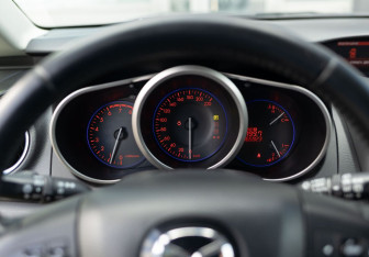 Подержанный автомобиль Mazda CX-7 2011 года (13 фото)