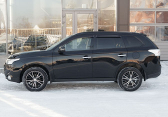 Подержанный автомобиль Mitsubishi Outlander 2013 года (8 фото)
