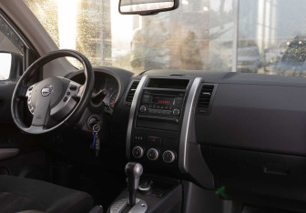 Подержанный автомобиль Nissan X-Trail 2013 года (10 фото)