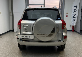 Подержанный автомобиль Toyota RAV4 2006 года (6 фото)