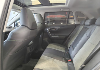 Подержанный автомобиль Toyota RAV4 2025 года (14 фото)