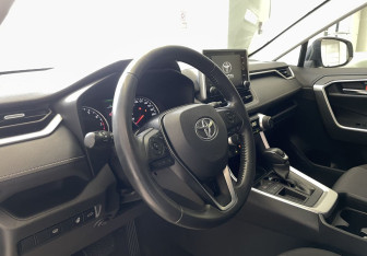 Подержанный автомобиль Toyota RAV4 2020 года (7 фото)