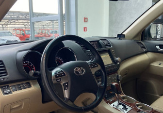Подержанный автомобиль Toyota Highlander 2011 года (11 фото)