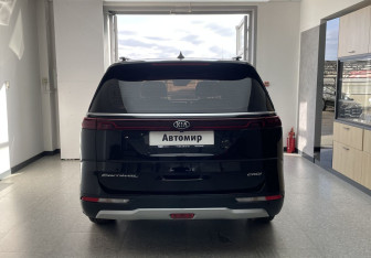 Подержанный автомобиль Kia Carnival 2021 года (5 фото)