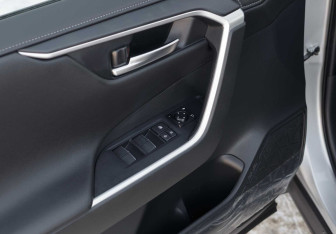 Подержанный автомобиль Toyota RAV4 2020 года (16 фото)