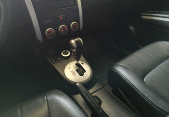 Подержанный автомобиль Nissan X-Trail 2010 года (10 фото)