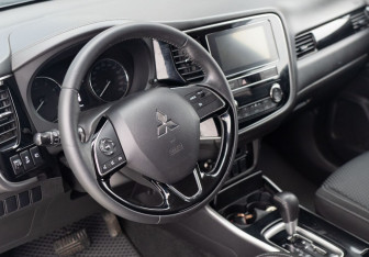 Подержанный автомобиль Mitsubishi Outlander 2019 года (11 фото)