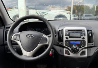 Подержанный автомобиль Hyundai i30 Hatchback 2011 года (14 фото)