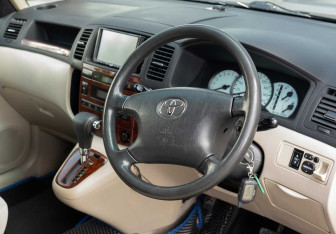 Подержанный автомобиль Toyota Corolla Spacio 2002 года (11 фото)