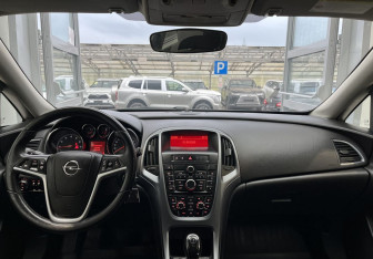 Подержанный автомобиль Opel Astra Wagon 2012 года (8 фото)