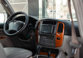 Подержанный автомобиль Toyota Land Cruiser Suv 2002 года (10 фото)