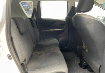 Подержанный автомобиль Toyota Ractis 2009 года (11 фото)