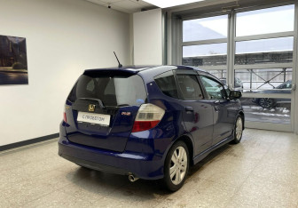 Подержанный автомобиль Honda Fit 2008 года (5 фото)
