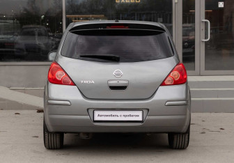 Подержанный автомобиль Nissan Tiida Hatchback 2013 года (6 фото)