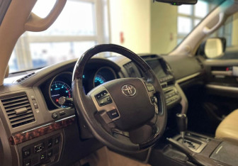 Подержанный автомобиль Toyota Land Cruiser Suv 2008 года (8 фото)
