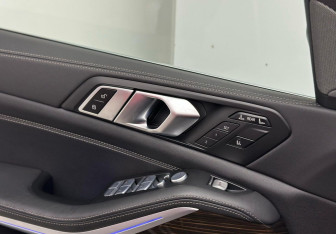 Подержанный автомобиль BMW X7 2023 года (14 фото)