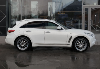 Подержанный автомобиль Infiniti FX 2008 года (4 фото)