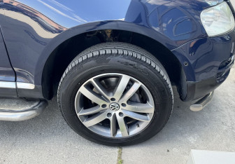 Подержанный автомобиль Volkswagen Touareg 2005 года (14 фото)