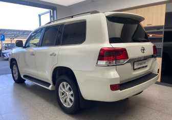 Подержанный автомобиль Toyota Land Cruiser Suv 2017 года (7 фото)