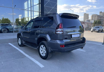 Подержанный автомобиль Toyota Land Cruiser Prado 2007 года (7 фото)