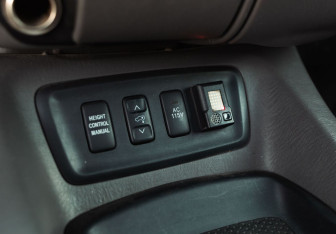 Подержанный автомобиль Toyota Sequoia 2004 года (14 фото)