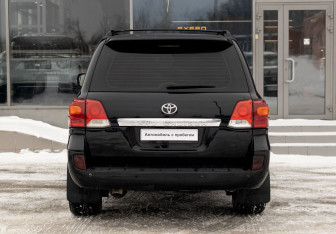 Подержанный автомобиль Toyota Land Cruiser Suv 2012 года (6 фото)