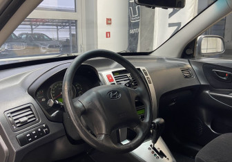 Подержанный автомобиль Hyundai Tucson 2007 года (10 фото)