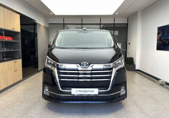 Подержанный автомобиль Toyota HiAce 2019 года (2 фото)