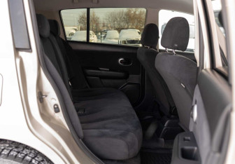 Подержанный автомобиль Nissan Tiida Hatchback 2012 года (16 фото)