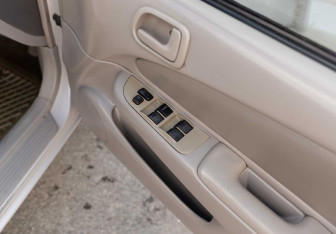 Подержанный автомобиль Toyota Corolla Sedan 2000 года (15 фото)