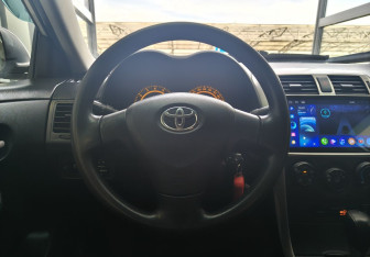 Подержанный автомобиль Toyota Corolla Sedan 2010 года (9 фото)