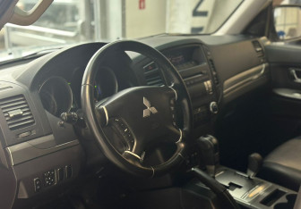 Подержанный автомобиль Mitsubishi Pajero 2011 года (15 фото)