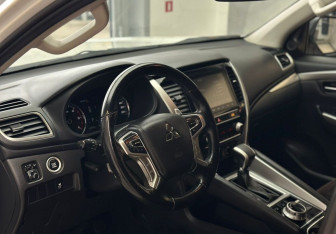 Подержанный автомобиль Mitsubishi Pajero Sport 2022 года (13 фото)
