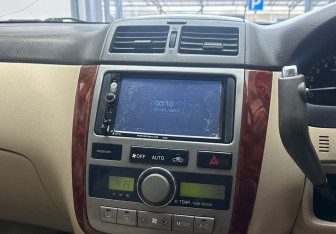 Подержанный автомобиль Toyota Ipsum 2002 года (10 фото)