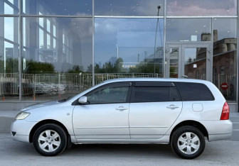 Подержанный автомобиль Toyota Corolla Wagon 2004 года (8 фото)