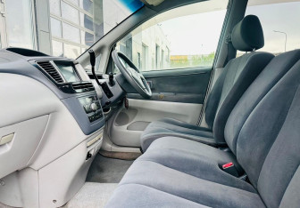 Подержанный автомобиль Toyota Nadia 2001 года (14 фото)