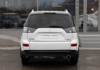 Подержанный автомобиль Mitsubishi Outlander 2010 года (6 фото)