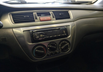 Подержанный автомобиль Mitsubishi Lancer Sedan 2006 года (12 фото)