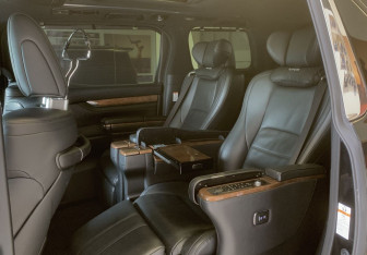 Подержанный автомобиль Toyota Alphard 2017 года (7 фото)