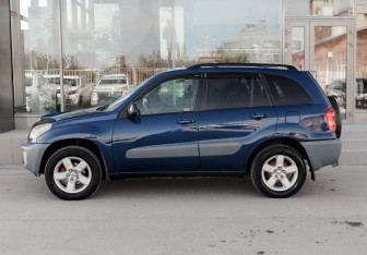 Подержанный автомобиль Toyota RAV4 2001 года (8 фото)
