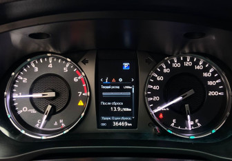 Подержанный автомобиль Toyota Hilux 2022 года (8 фото)